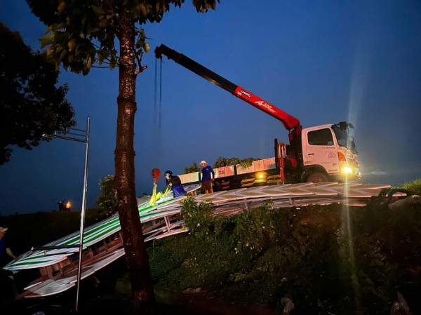 Khắc phụ sự cố mưa dông làm tốc mái nhà dân ở Long An -0