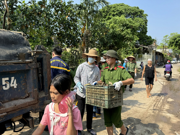 Công an Hưng Yên hỗ trợ nhân dân dọn dẹp sau mưa bão -0