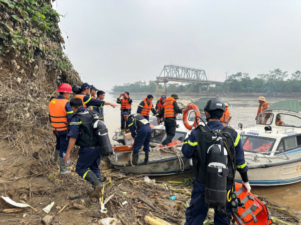 Chưa tìm thấy nạn nhân trong ca bin xe. -0