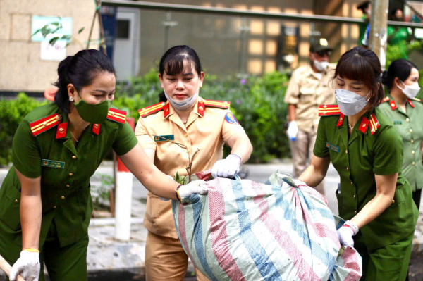 Tuổi trẻ CAND tiếp tục ra quân tổng dọn dẹp đường phố Hà Nội hậu bão số 3 -1