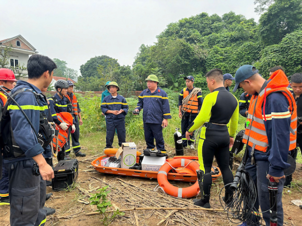 Chưa tìm thấy nạn nhân trong ca bin xe. -1