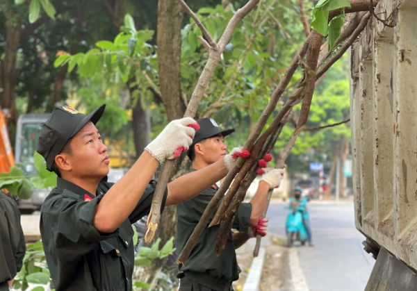 Tuổi trẻ CAND tiếp tục ra quân tổng dọn dẹp đường phố Hà Nội hậu bão số 3 -0