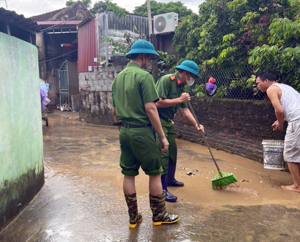 Công an Hưng Yên hỗ trợ nhân dân dọn dẹp sau mưa bão -0