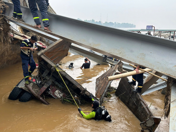 Chưa tìm thấy nạn nhân trong ca bin xe. -4