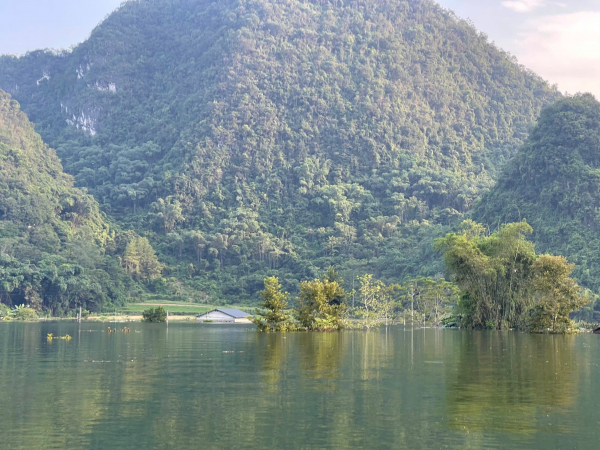 Cao Bằng: Xóm núi ngập sâu, nhiều ngôi nhà, tuyến giao thông bị chìm trong biển nước -0