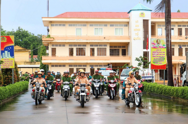 Xử lý hàng trăm phương tiện vi phạm trong “Ngày chủ nhật an toàn giao thông” -0