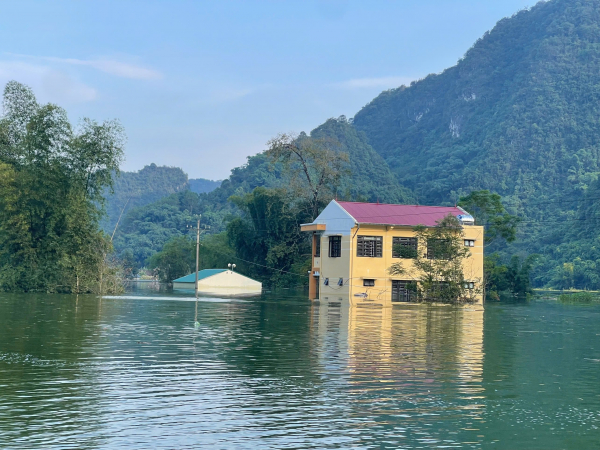 Cao Bằng: Xóm núi ngập sâu, nhiều ngôi nhà, tuyến giao thông bị chìm trong biển nước -0