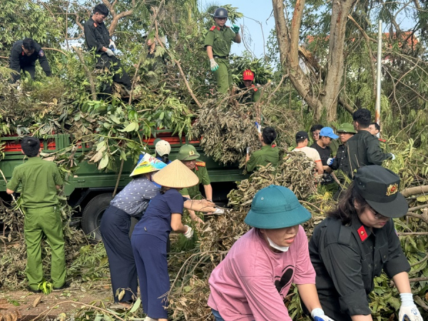 Ấm áp tình người sau siêu bão -0