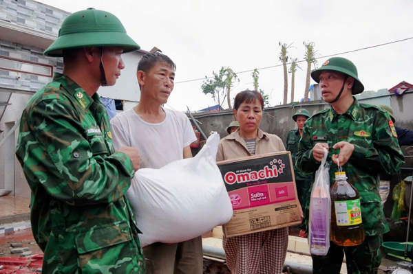 Ấm áp tình người sau siêu bão -0