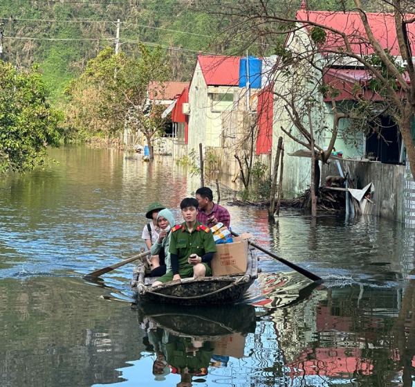 Ấm áp tình người sau siêu bão -0