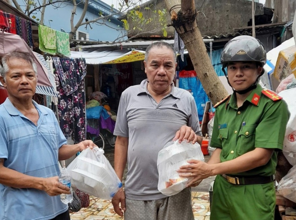 Ấm áp tình người sau siêu bão -0