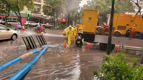 Hà Nội: Sáng 16/9, nhiều tuyến phố lại ngập sâu sau trận mưa lớn trong đêm -0