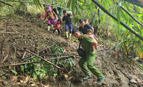 115 người dân thôn Kho Vàng xuống núi an toàn -1