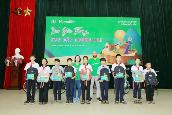 Manulife trao học bổng cho học sinh hiếu học mùa Khai trường 2024 -0