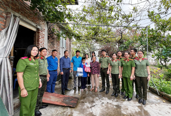 Tặng quà Trung thu cho trẻ ẻm bị ảnh hưởng của cơn bão số 3 trên địa bàn tỉnh Hải Duowng -0