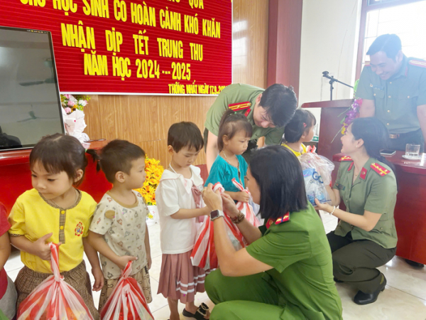 Tặng quà Trung thu cho trẻ ẻm bị ảnh hưởng của cơn bão số 3 trên địa bàn tỉnh Hải Duowng -1