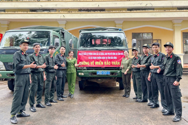 Những chuyến xe “ 0 đồng” mang theo món quà nghĩa tình của Công an Đắk Nông đến với đồng bào vùng bão lũ -0