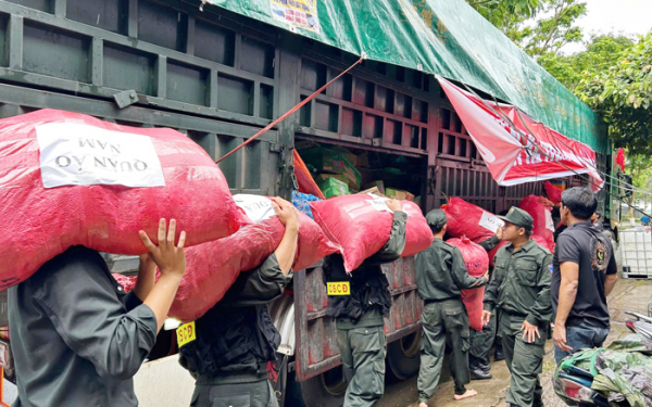 Những chuyến xe “ 0 đồng” mang theo món quà nghĩa tình của Công an Đắk Nông đến với đồng bào vùng bão lũ -1