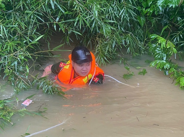 các chiến sĩ công an không quản gian khó, giúp dân.jpg -0