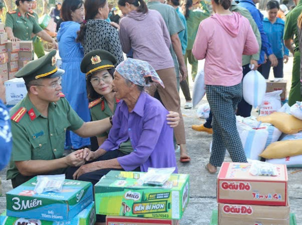 Đoàn Thanh niên, Hội phụ nữ và Công đoàn CAND tiếp tục đồng hành cùng nhân dân và CBCS khắc phục hậu quả thiên tai -1