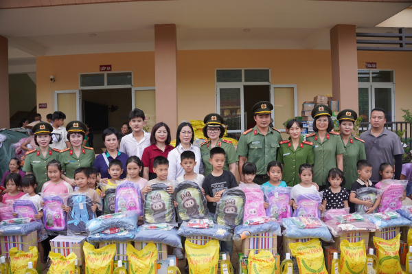 Đoàn Thanh niên, Hội phụ nữ và Công đoàn CAND tiếp tục đồng hành cùng nhân dân và CBCS khắc phục hậu quả thiên tai -1