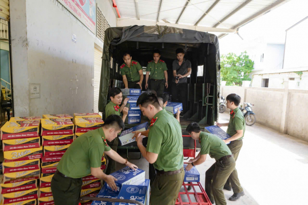 Công an Thừa Thiên Huế hỗ trợ cán bộ, chiến sĩ và nhân dân các tỉnh miền Bắc khắc phục hậu quả thiên tai -0