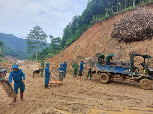 Cận cảnh chó nghiệp vụ “tác nghiệp” tại Nậm Tông, xã Nậm Lúc, huyện Bắc Hà -0