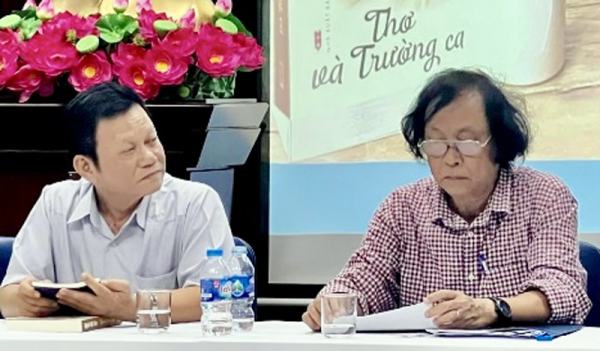 2 nhà thơ nguyễn linh khiếu (trái ) và nguyễn việt chiến tại một cuộc hội thảo văn học.jpg -0