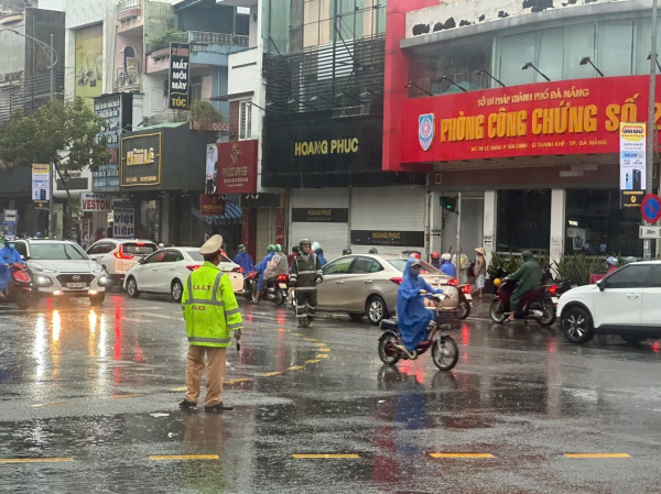 Mưa lớn gây ngập nhiều đoạn đường, khu vực dân cư tại Đà Nẵng -1