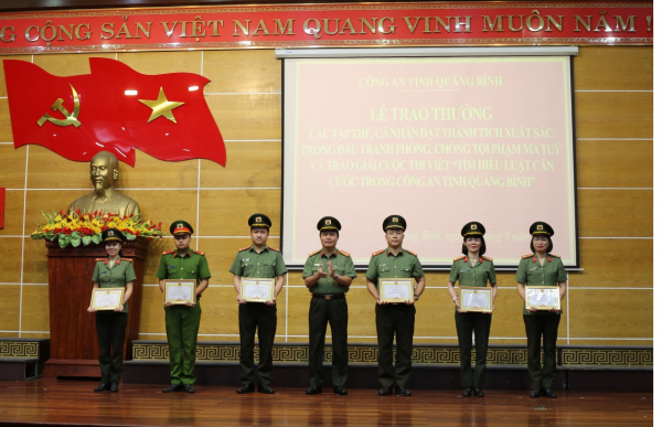 Trao thưởng cho các các tập thể, cá nhân đạt thành tích xuất sắc về phòng, chống tội phạm -0