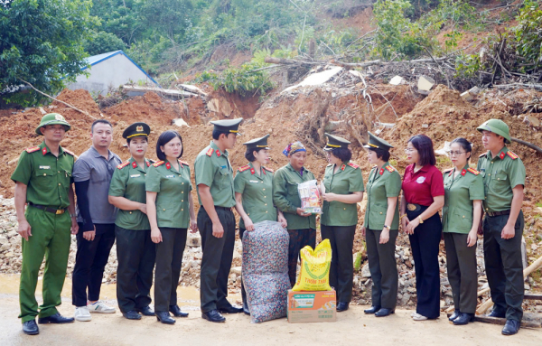 Sẻ chia khó khăn với bà con vùng lũ Bắc Kạn -0