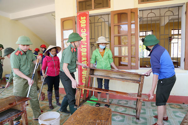cán bộ chiến sĩ công an hà tĩnh giúp nhà trường sớm trở lại hoạt động-ảnh báo cand.jpg -0