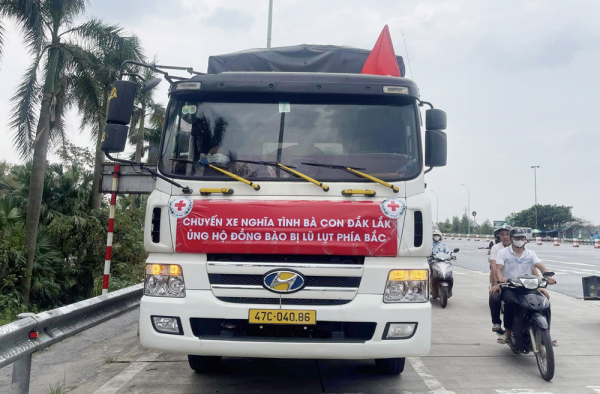 chuyến xe nghĩa tình từ đắk lắk đến với bà con vùng lũ.jpg_.jpg -0