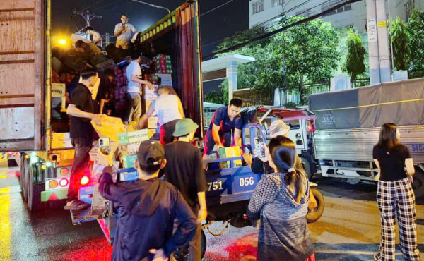 người thành phố chất hàng lên xe tải trong đêm để chuyển đi cứu trợ đồng bào phía bắc.jpg -1