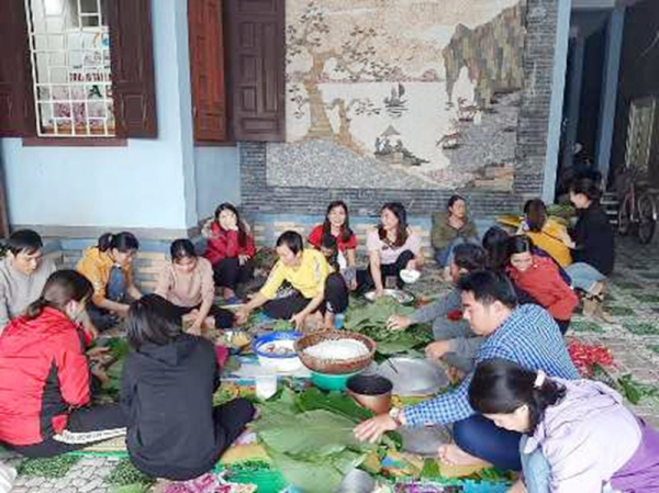 những người dân ha tĩnh gói bánh tặng đồng bào vùng lũ.jpg -1