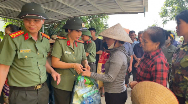 Về tận địa bàn thăm hỏi, hỗ trợ bà con vùng lũ huyện Trấn Yên, tỉnh Yên Bái -0