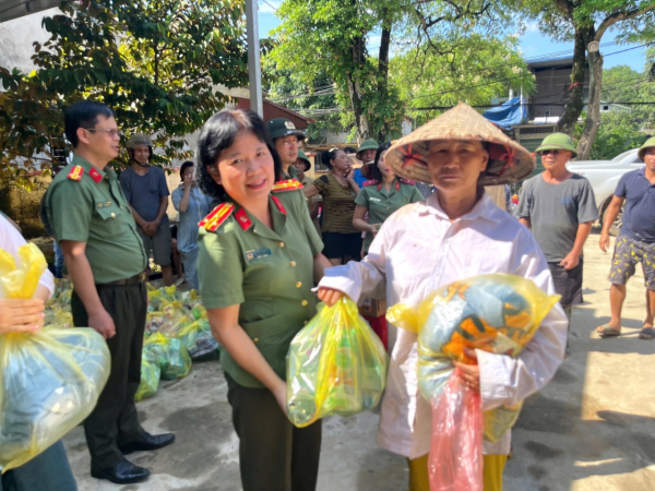 Về tận địa bàn thăm hỏi, cứu trợ bà con vùng lũ huyện Trấn Yên, tỉnh Yên Bái -0