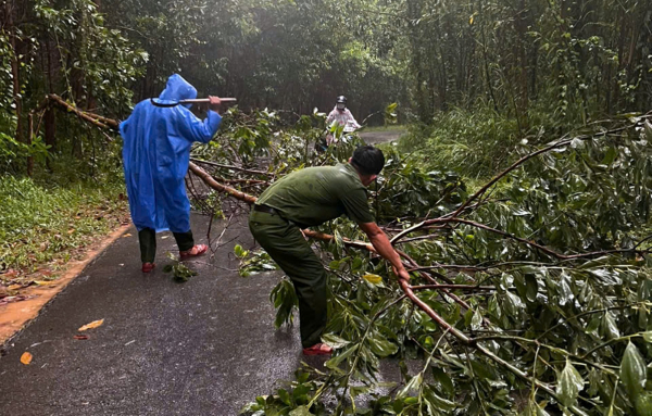 Công an xã bám địa bàn hỗ trợ người dân ứng phó mưa lũ, sạt lở đất -0