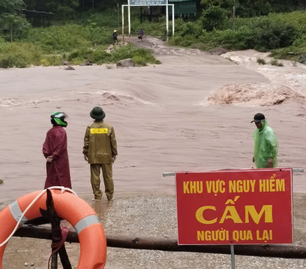 Di dời người dân khỏi vùng nguy hiểm trước khi bão số 4 đổ bộ vào đất liền  -0