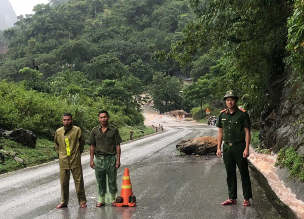 Di dời người dân khỏi vùng nguy hiểm trước khi bão số 4 đổ bộ vào đất liền  -0