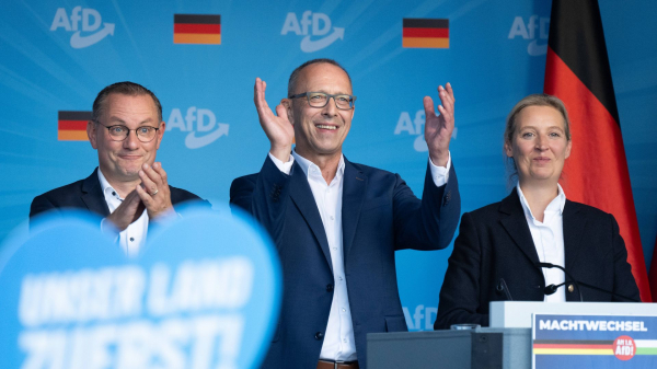 lãnh đạo afd ăn mừng những thắng lợi gần đây.jpg -0