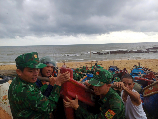 Di dời người dân khỏi vùng nguy hiểm trước khi bão số 4 đổ bộ vào đất liền  -0