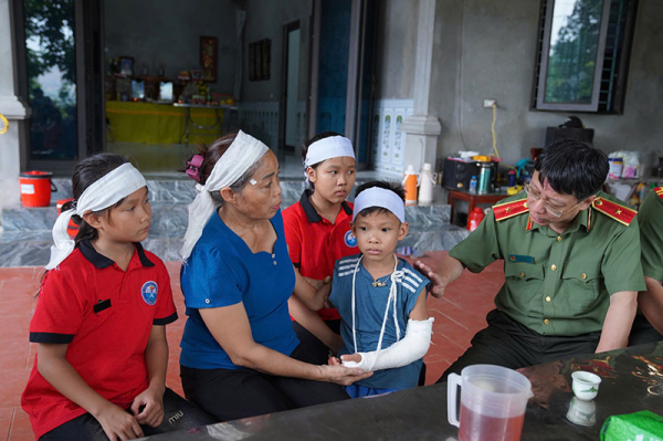 Chia sẻ yêu thương với bà con tỉnh Hoà Bình bị thiệt hại do mưa lũ -0