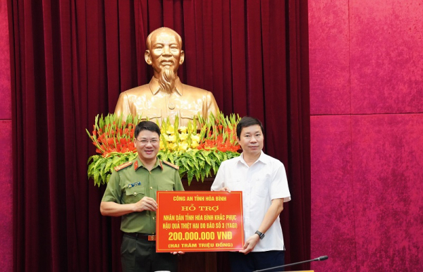 Công an tỉnh Hoà Bình trao tiền ủng hộ đồng bào bị thiệt hại do bão số 3 -0