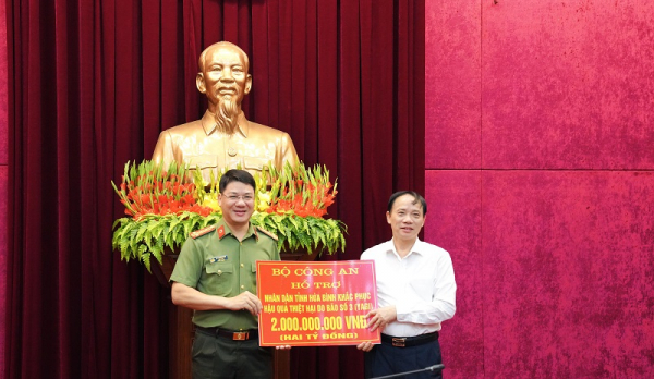 Công an tỉnh Hoà Bình trao tiền ủng hộ đồng bào bị thiệt hại do bão số 3 -1