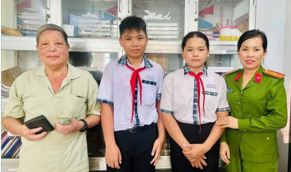 Hai học sinh trả lại gần 11 triệu đồng cho người đánh rơi -0