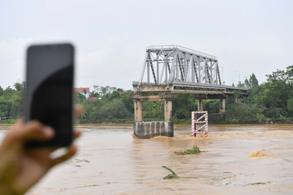 Trục vớt cầu Phong Châu cần bao nhiêu tiền? -0