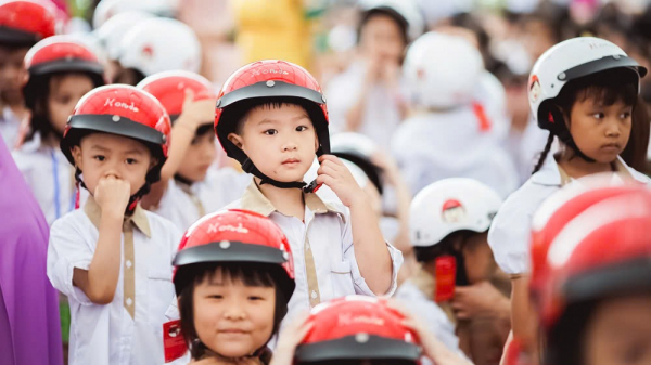 Trao tặng hơn 1,7 triệu mũ bảo hiểm cho các em học sinh lớp Một  toàn quốc năm học 2024-2025 -0