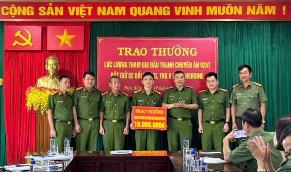 Thanh niên 18 tuổi bị bắt khi đang vận chuyển 6 bánh heroin -0