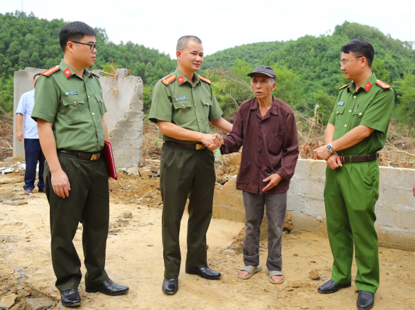 Trao gửi yêu thương, sẻ chia khó khăn với đồng bào Bắc Kạn -1